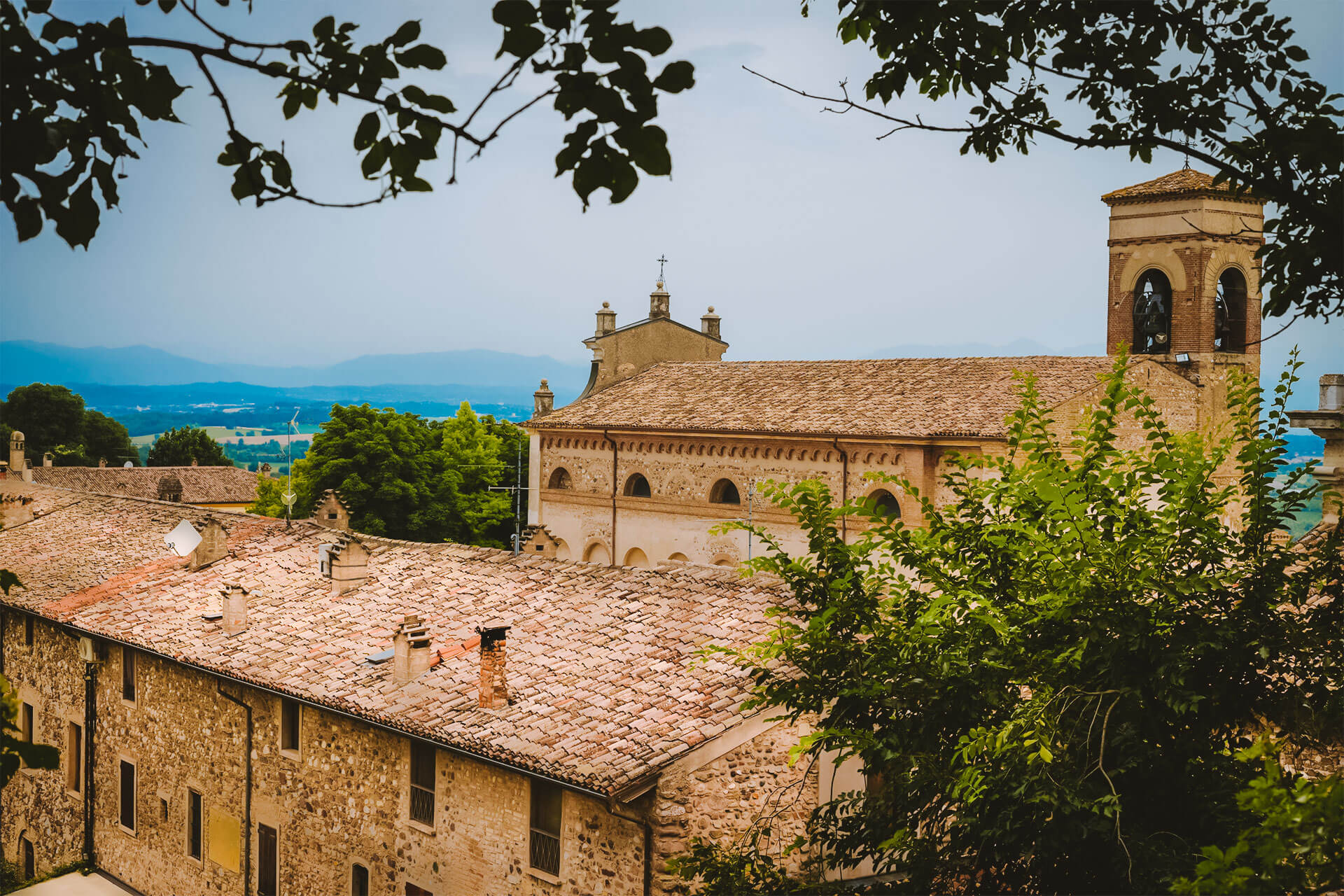 Il B&B La Rinascita domina la valle dall'alto e lo sguardo si spinge fino al lago di Garda